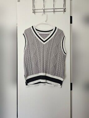 Gray Cable Knit V‑Neck Sweater Vest with Trim